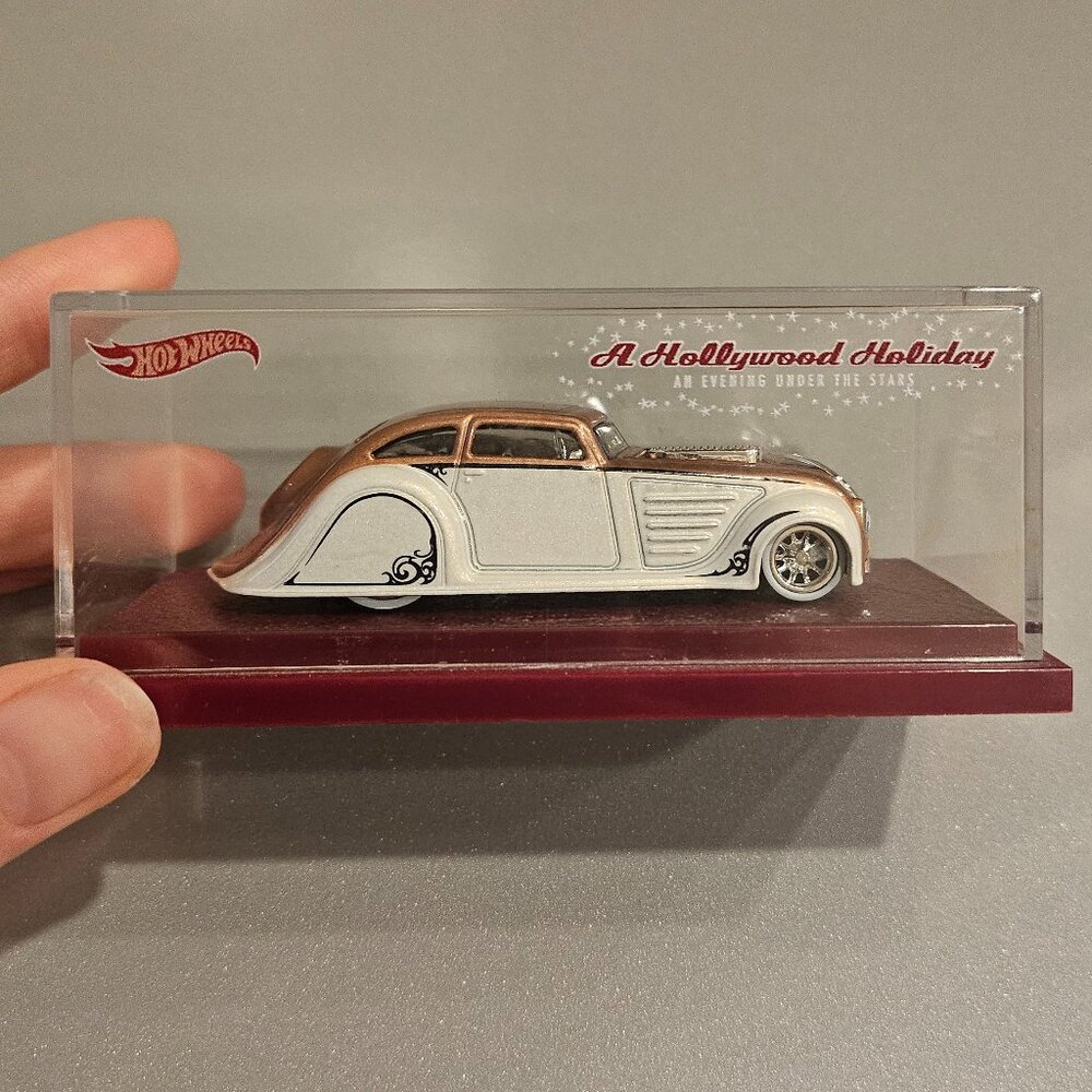 2015 Hot Wheels 34 CHRYSLER AIRFLOW Hollywood Holiday Star Mattel Exclusive